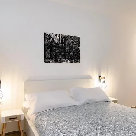 Hostini 2 - Downtown Apartmán